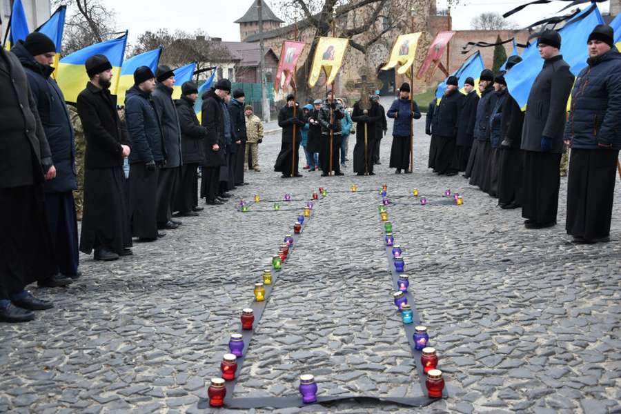 Хрест зі свічок і панахида: лучани вшанували жертв голодоморів (фото)
