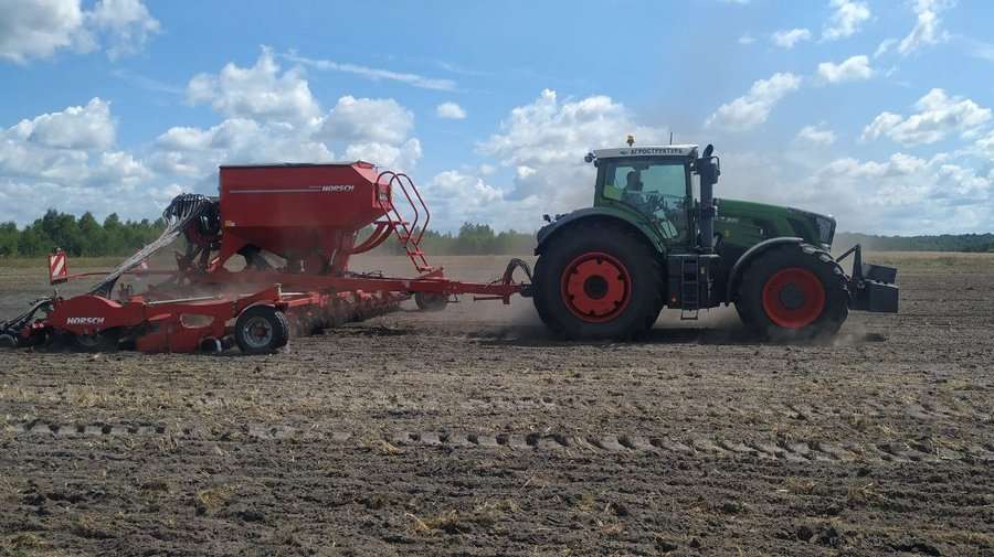 Трактор розпушує землю перед посівом гречки