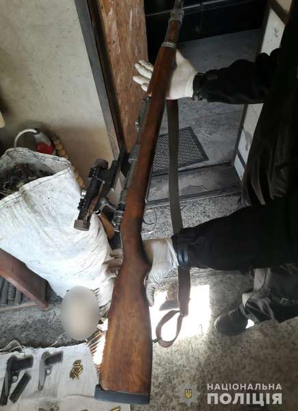 Пістолети, гвинтівки, гранати: на Ковельщині у чоловіка вилучили арсенал зброї (фото, відео)
