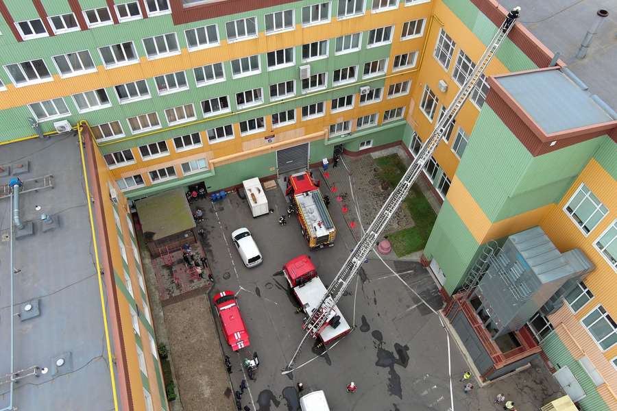 Драбиною – на дах: у Луцьку на «Модерн-Експо» тренувалися надзвичайники (фото)