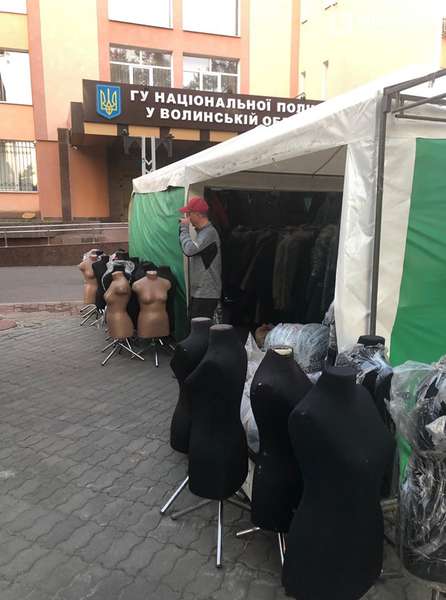 У Луцьку біля готелю «Україна» і поліції влаштували «базар» (фото, оновлено)