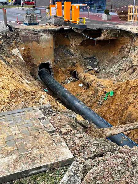 Могли лишитися без води: в Луцьку замінили 50 метрів аварійної труби (фото)