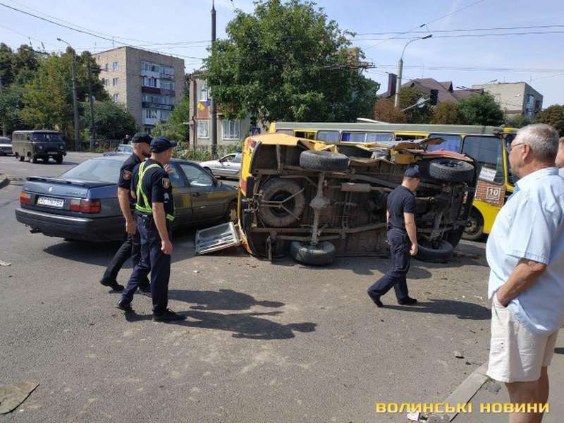 ДТП у Луцьку: маршрутка і таксі – пошкоджені, авто «газовиків» – перекинуте (фото, оновлено)
