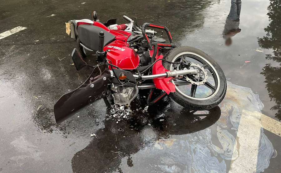 Виїхав на «зустрічку»: у Ківерцях Volkswagen збив мотоцикліста (фото)