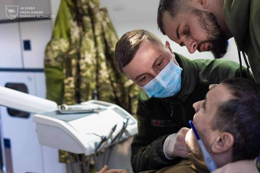 Сам побоюється стоматологів: медик «князівської» бригади професійно лікує зуби побратимам (фото)