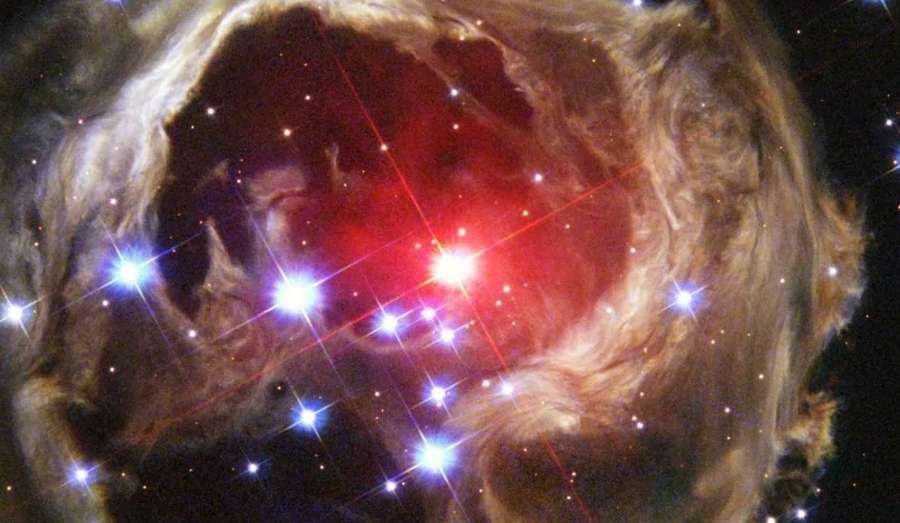 Зірка V838 в сузір'ї Єдинорога пережила потужний вибух. Після вибуху її зовнішня оболонка раптово розширилася, зробивши цю зірку найяскравішою в усьому Чумацькому Шляху. Фото 2004 року