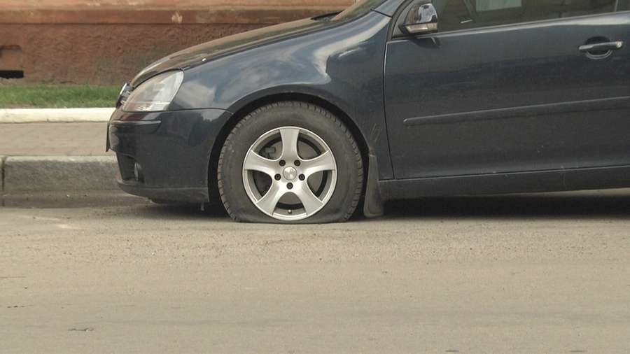 У Нововолинську вночі масово порізали шини автомобілів (фото) 