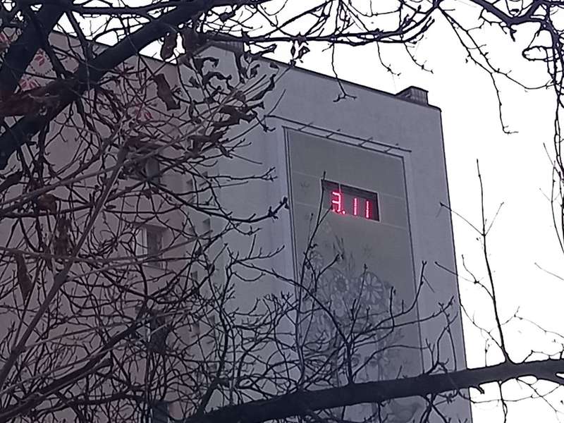 Годинники у центрі Луцька показують «московське врємя» (фото)