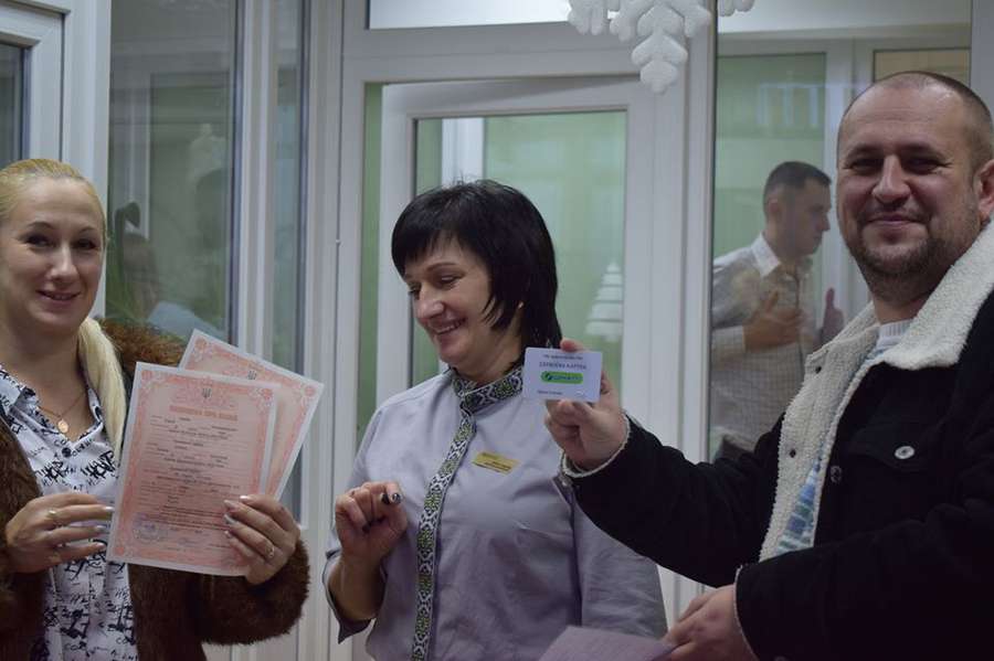 У луцькому ЦНАПі на Миколая одружилися 5 закоханих пар (фото)