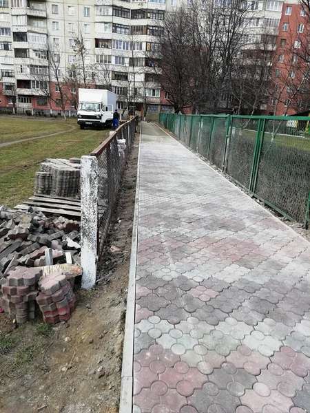 У Луцьку почали ремонтувати двори (фото)
