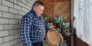 Національне надбання: волинянин плете кошики з коріння сосни (фото)