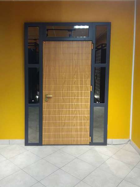 Надійні вхідні двері – у новому фірмовому магазині 