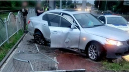 У Луцьку водій на BMW зніс паркан (фото, відео)