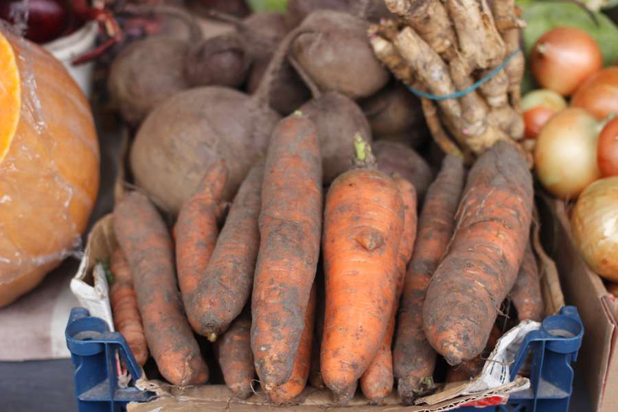 Дорожче, ніж минулого року: скільки коштують овочі та фрукти на Північному ринку у Луцьку (фото)