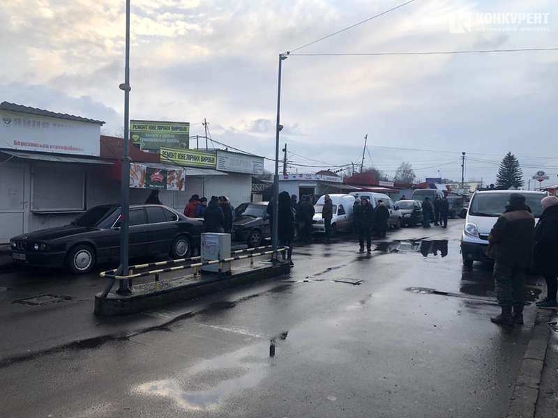 Підприємці забарикадували автомобілями Старий ринок у Луцьку  (фото, відео)