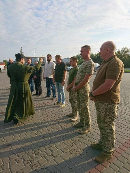 Допомога з тилу: благодійники придбали для 14-ї бригади авто (фото)