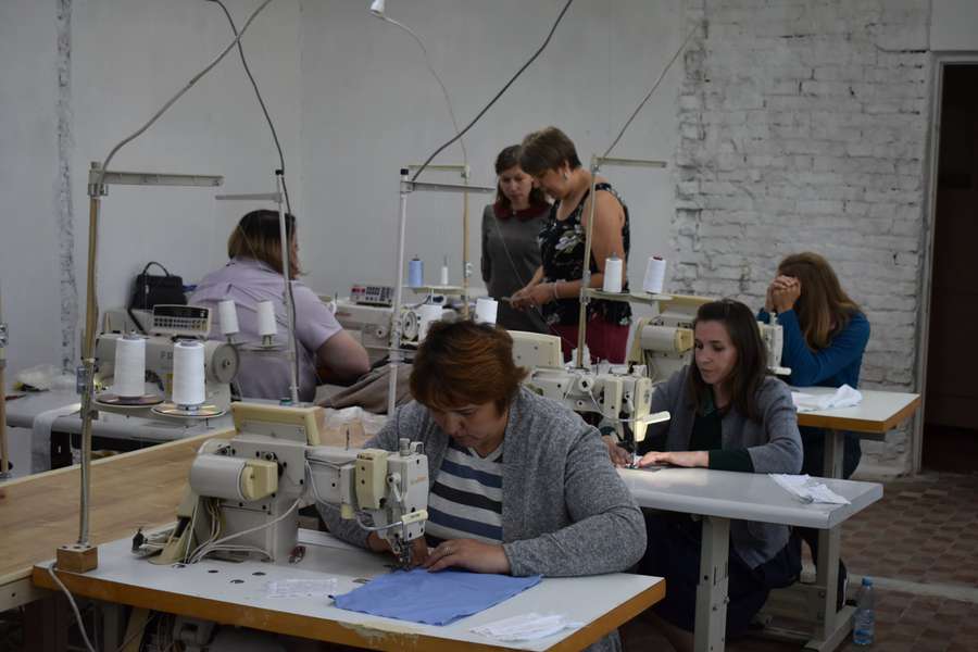 Шиють чоловічі сорочки: на Волинь переїхало швейне підприємство з Донеччини (фото, відео)