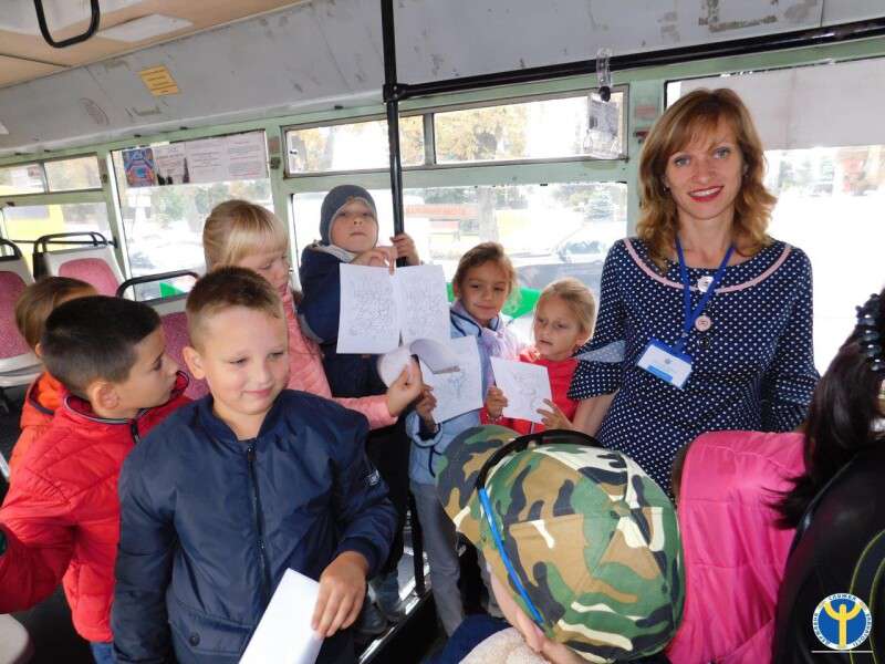 Луцьким школярам влаштували економічну екскурсію на тролейбусі (фото)