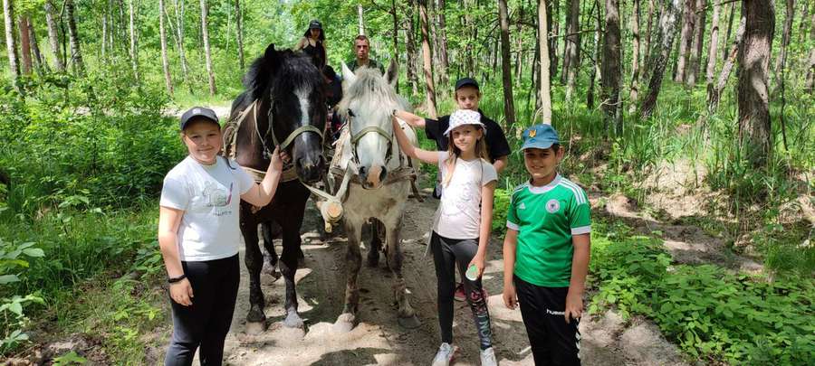 Коні та сільський колорит: як відпочивають діти переселенців на Волині (фото)