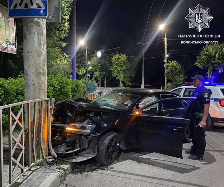Нічна ДТП у Луцьку: Volkswagen протаранив паркан і електроопору (фото, відео)