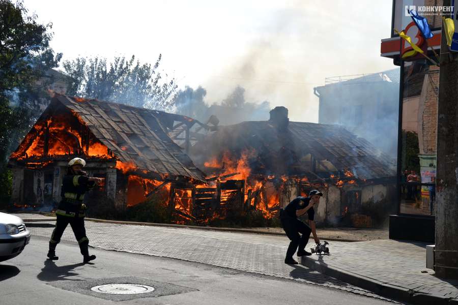 У Луцьку – пожежа біля міськради (фото, відео, оновлено)