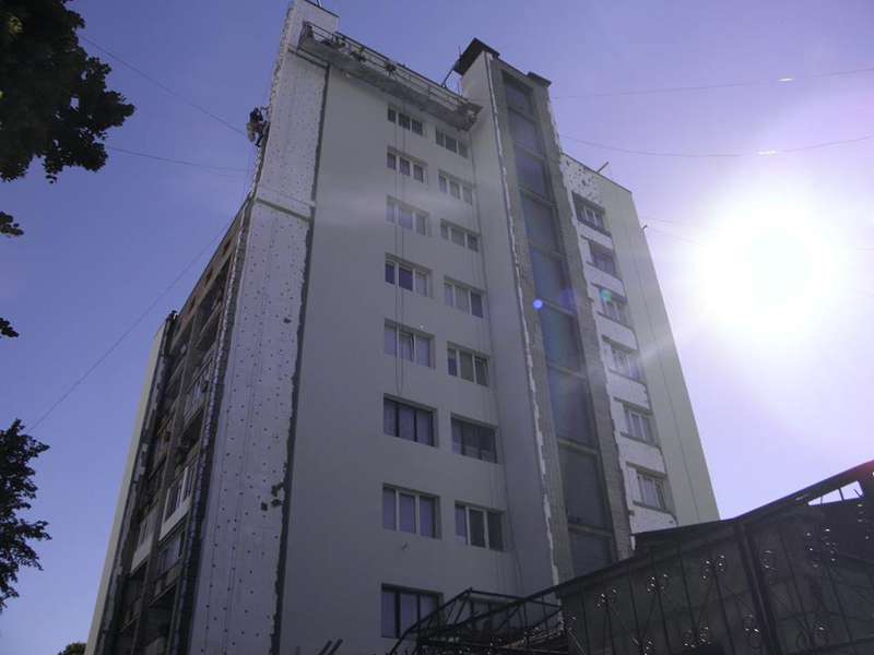 У центрі Луцька триває реконструкція багатоповерхівки (фото)