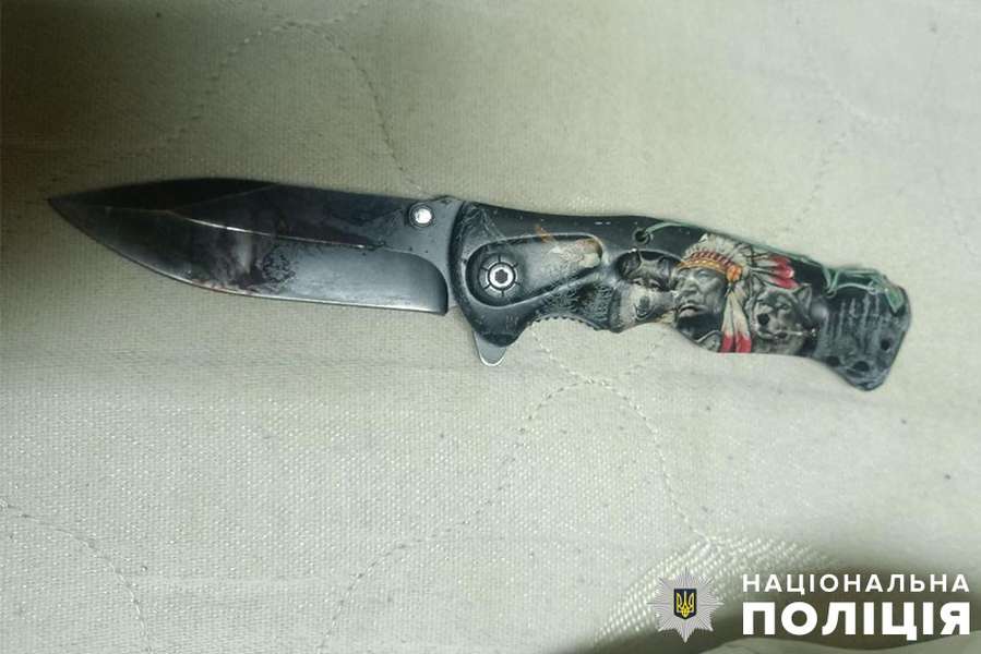 У Києві затримали 19-річного волинянина, який з ножем напав на власника елітного авто (фото)