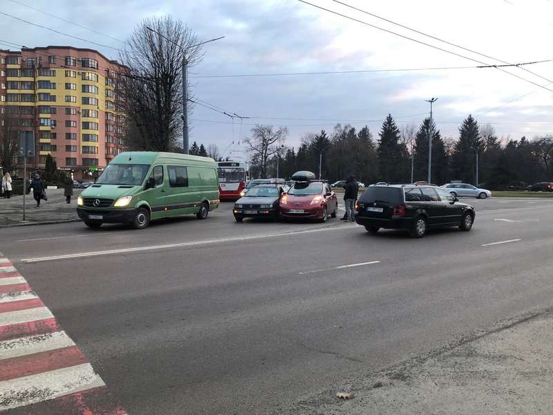 У Луцьку перед переходом зіткнулися Volkswagen і Nissan (фото, відео)