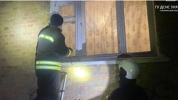 «Увійшли» через вікно: у Луцьку рятувальники допомогли травмованій жінці (фото)