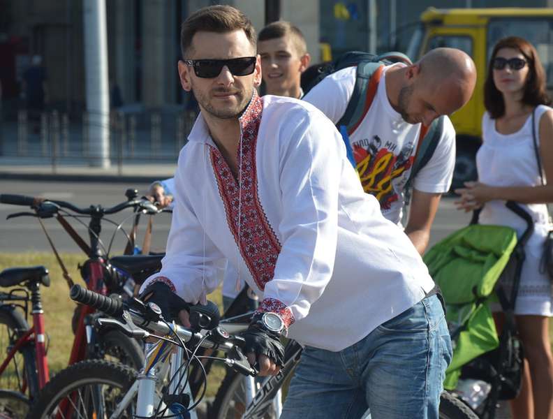 Велосипедисти у вишиванках кружляли Луцьком (фото) 