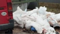 У Луцьку «зозуля» підкидав з автомобіля сміття у чужі контейнери (фото)