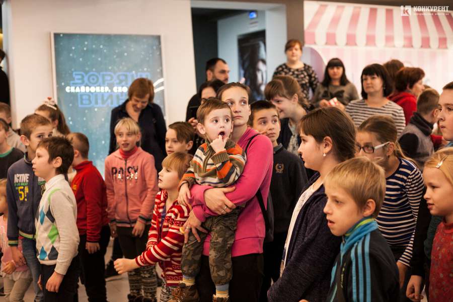 Свято із «миколайчиками»: 500 дітей отримали емоції та подарунки від луцького бізнесмена (фото)