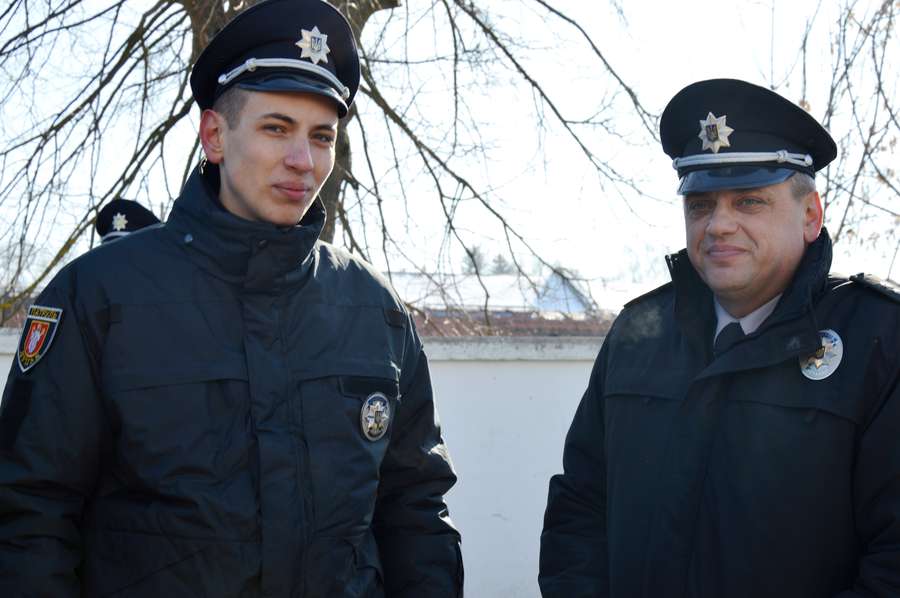 Начальник Луцького відділу поліції ГУ НП у Волинській області Олег Кічук вітає нового патрульного