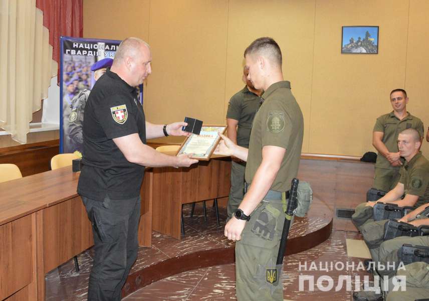 Нагородили нацгвардійців, які в Луцьку спіймали злочинця-втікача (фото)
