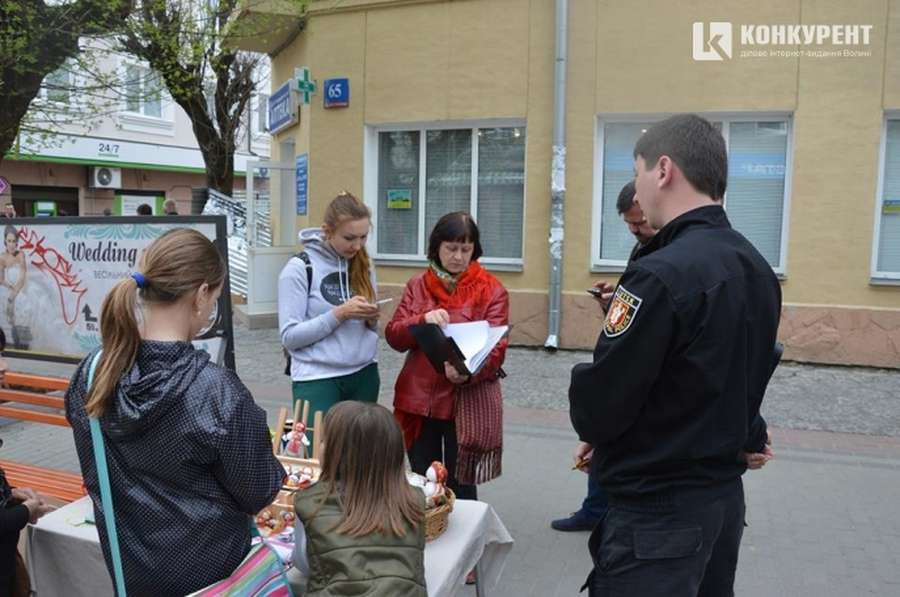 Муніципали штурмували торгівців на вулиці Лесі Українки><span class=