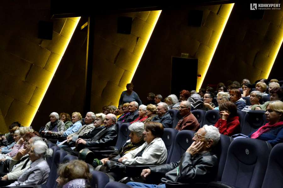 Велика зала й ексклюзивне кіно: луцькі пенсіонери переглянули українську документалку (фото)