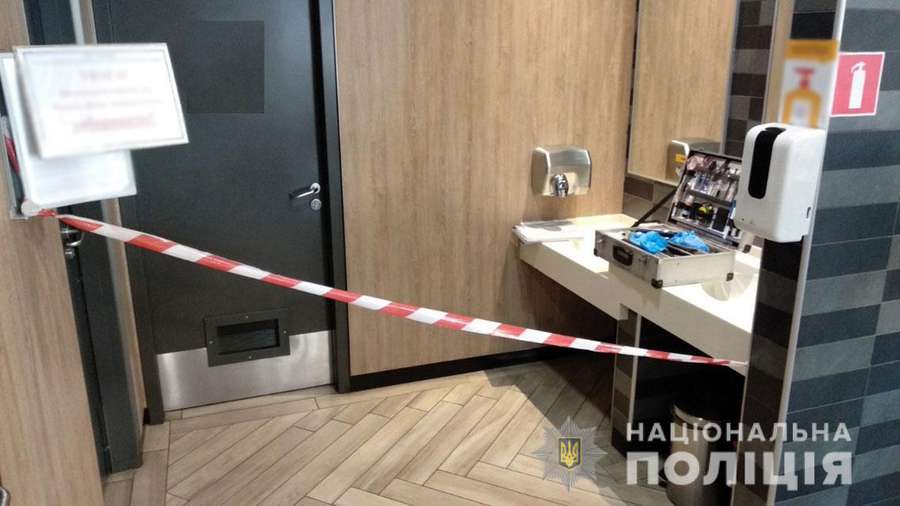 У Чернігові в туалеті McDonald's зґвалтували школярку (фото)