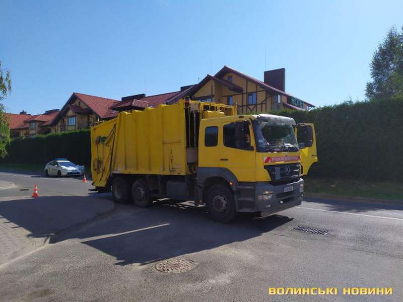 Бус, сміттєвоз і легковик: у Луцьку – аварія біля «Срібних лелек» (фото)
