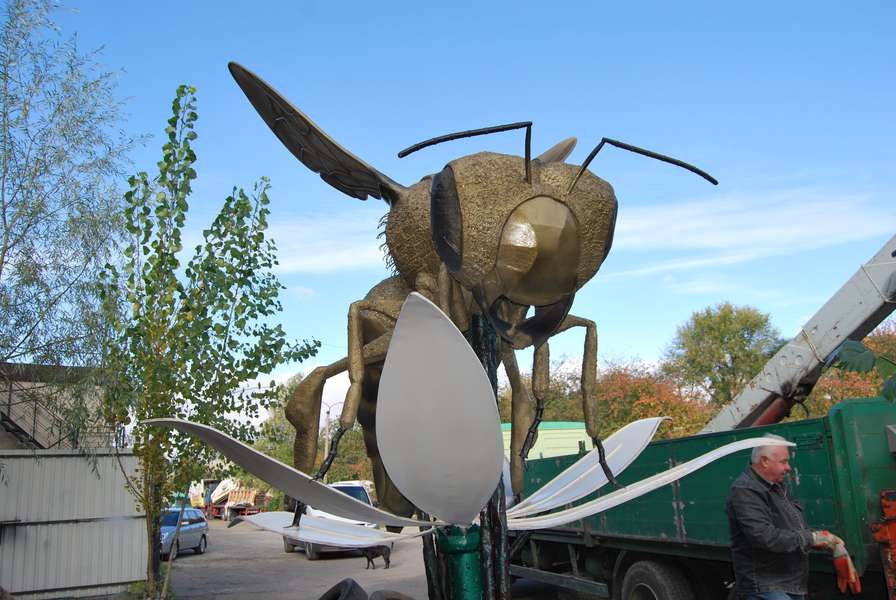 «Буде довго стояти», – творець гігантського пам'ятника бджолі на Волині (фото)