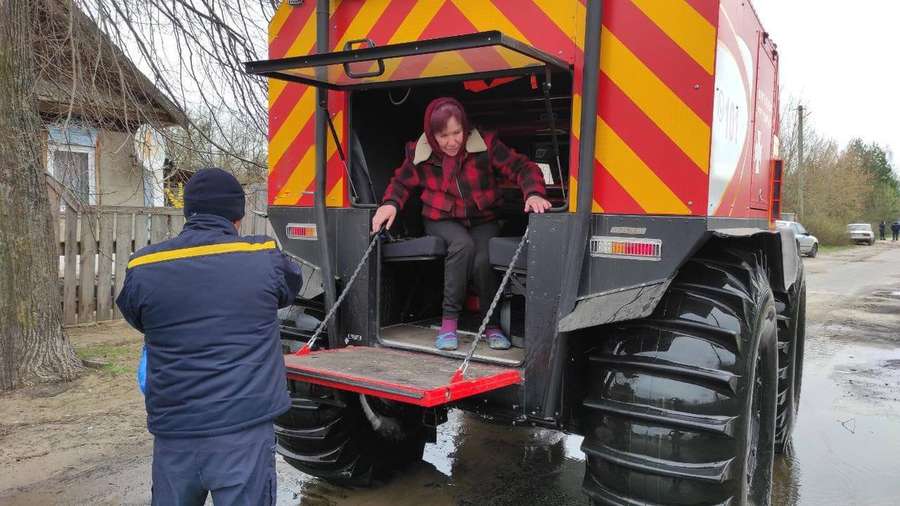 Волинські рятувальники допомагають долати наслідки повені на Чернігівщині (фото)
