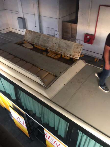 На даху та під сидінням водія: через «Ягодин» везли майже тонну сиру (фото)