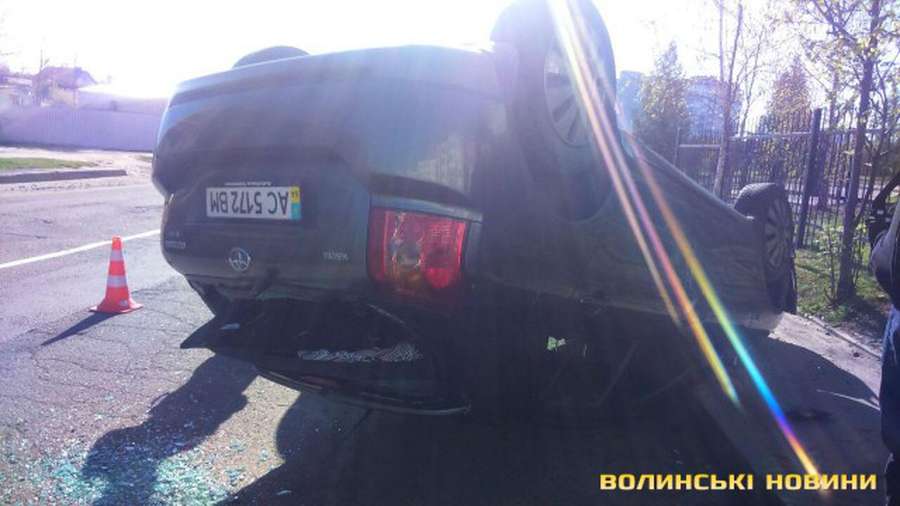 ДТП на Чорновола: авто в'їхало в дерево і перекинулося на дах (фото, оновлено)
