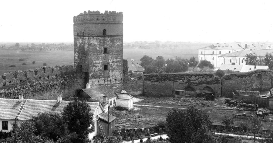 Розбиті зубці і зарослий дворик: яким був Луцький замок понад 100 років тому