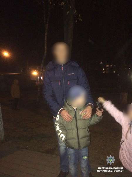 У Луцьку патрульні повернули додому дітей, які загубилися (фото)