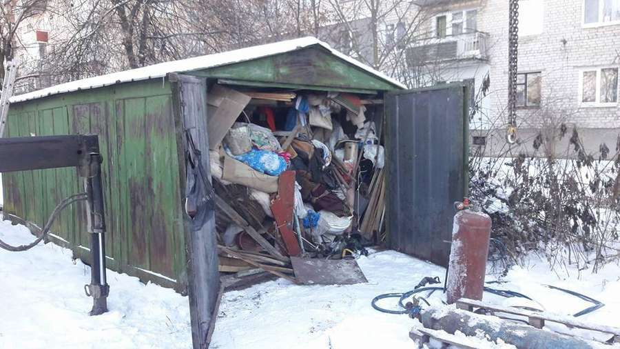 Меблі, гори одягу і сміття: що знаходять у незаконних гаражах Луцька (фото) 