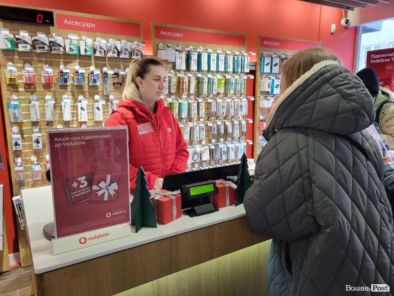 У луцьких магазинах Vodafone – черги й закінчуються стартові пакети (фото)