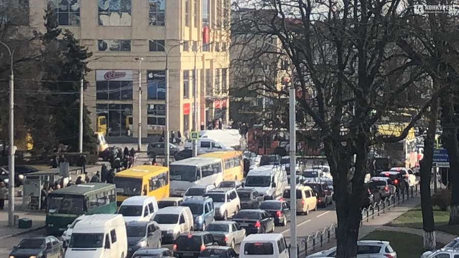 У центрі Луцька  – транспортний колапс: базарники перекрили дорогу (фото, ОНОВЛЕНО)