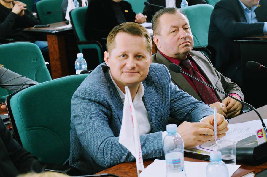 Депутат Андрій Козюра, як завжди, був активним. Двічі, правда, сказав щось не по темі. 