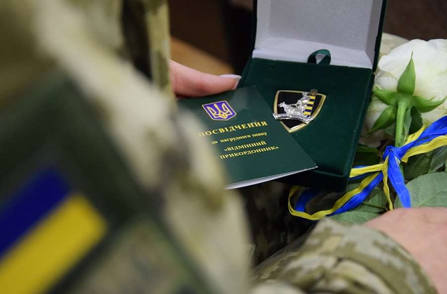 Волинські прикордонники, які брали участь в активних бойових діях на Донеччині, отримали нагороди (фото)