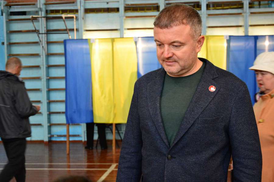 Делегуємо відповідальність за Україну: Покровський проголосував у Луцьку (фото)
